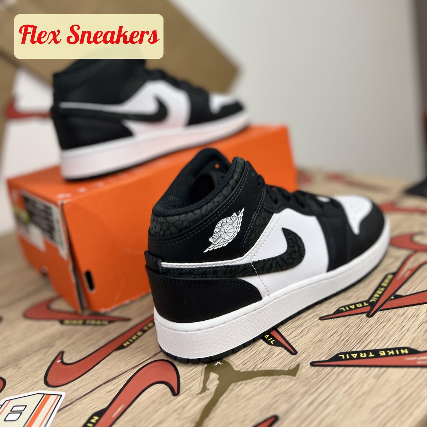 Air Jordan 1 Mid SE (GS) Black/White
