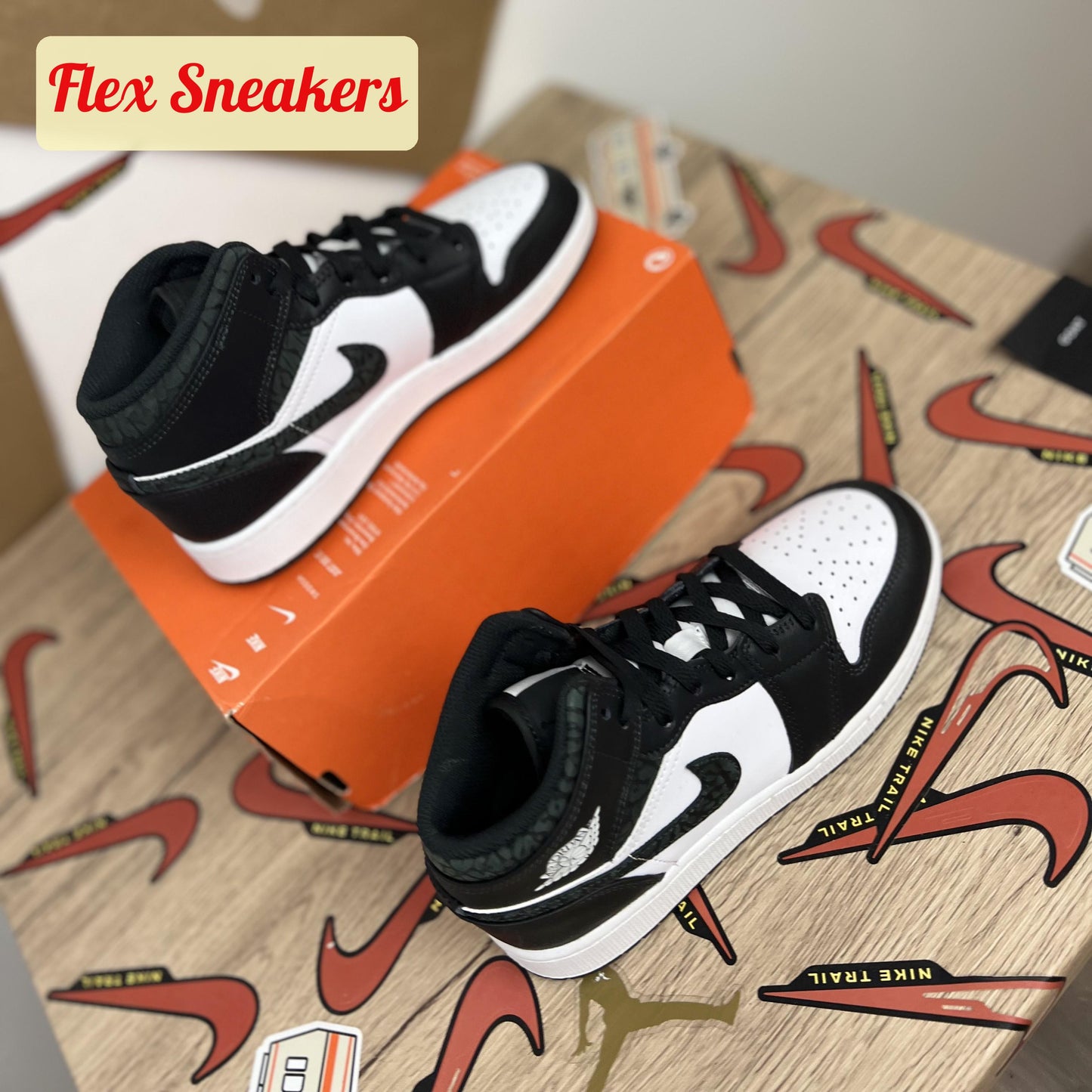 Air Jordan 1 Mid SE (GS) Black/White