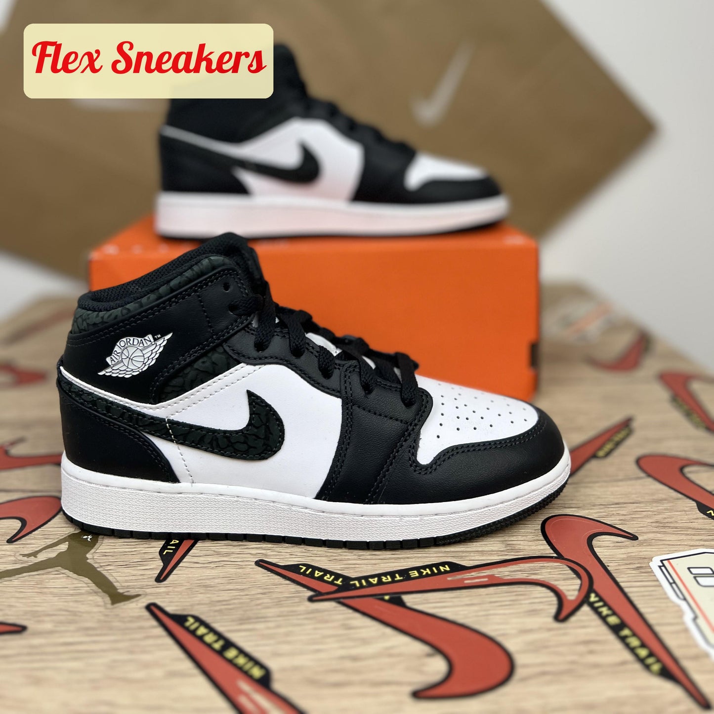 Air Jordan 1 Mid SE (GS) Black/White