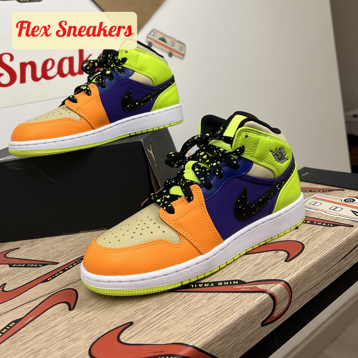 Air Jordan 1 Mid SE (GS) Volt