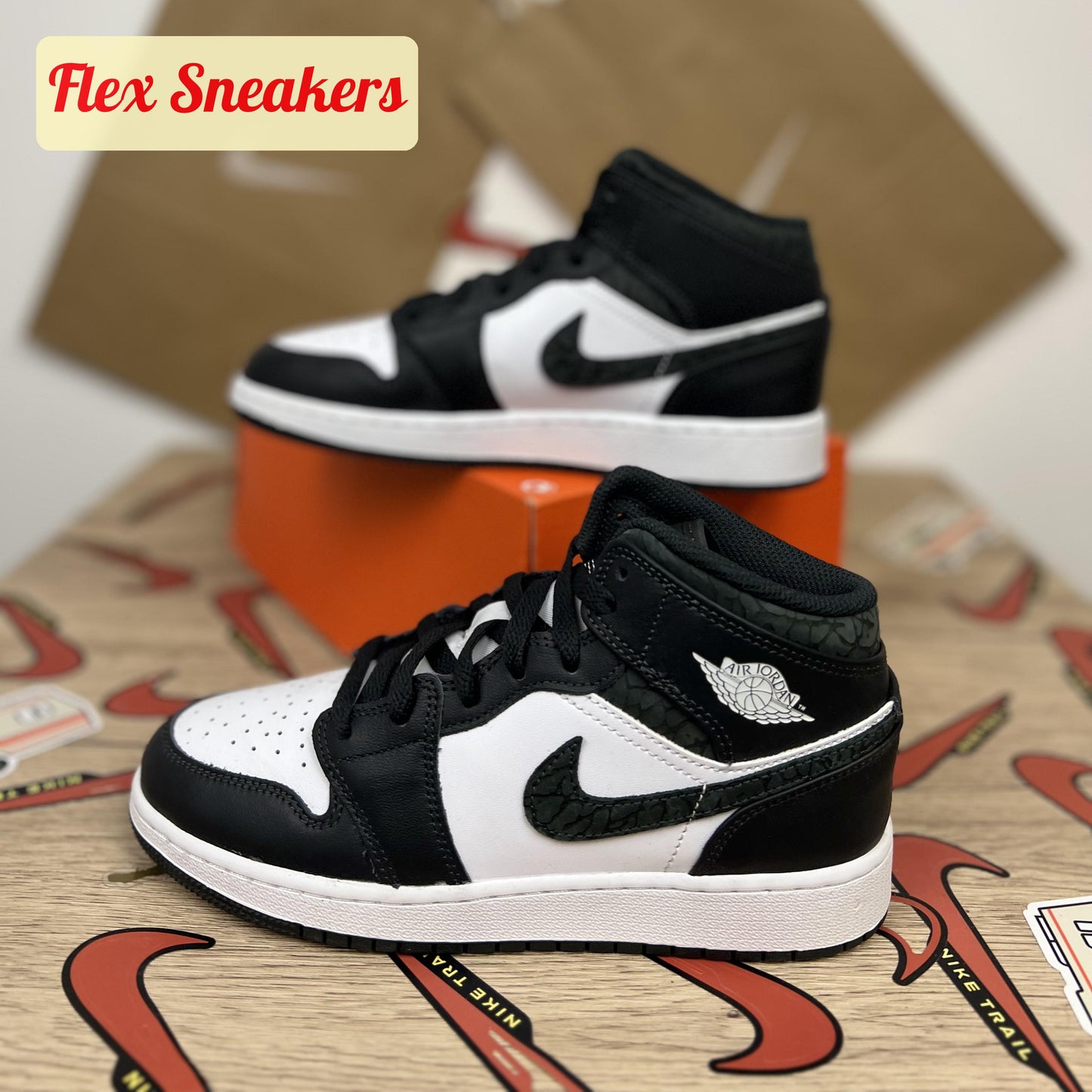 Air Jordan 1 Mid SE (GS) Black/White