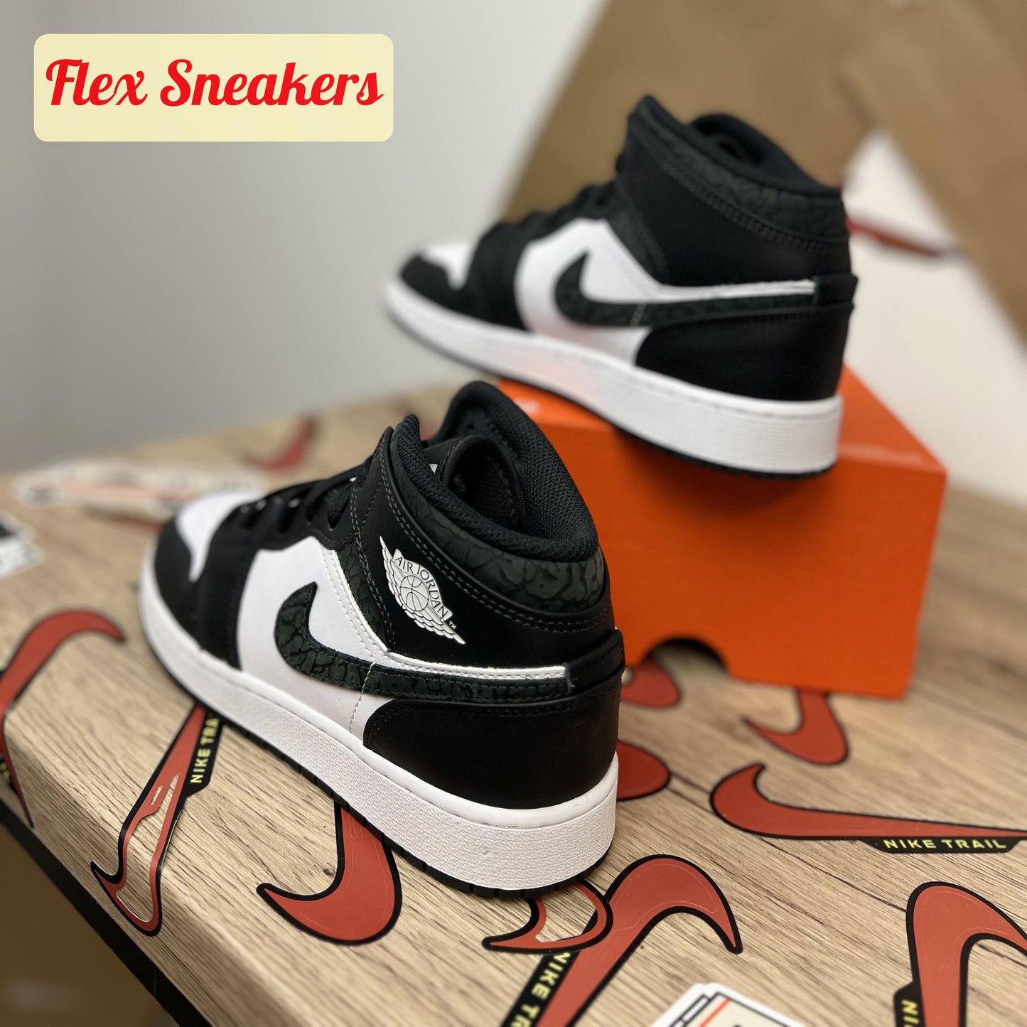Air Jordan 1 Mid SE (GS) Black/White